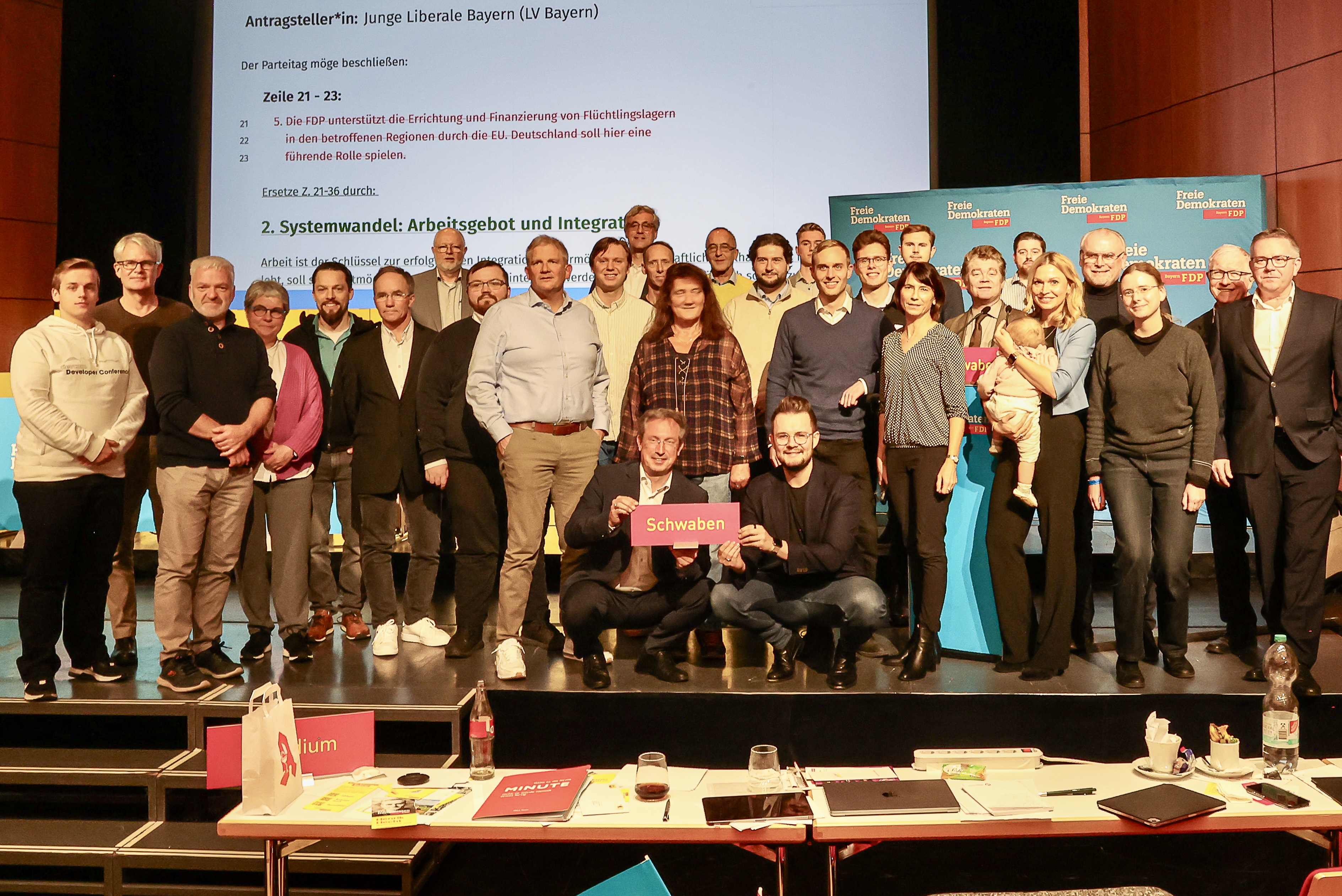 Die FDP ist eine Mitmachpartei. Hier sehen Sie die Delegierten aus Schwaben auf der Bühne des Landesparteitags vom vergangenen Wochenende in Amberg. Wann sind Sie dabei?