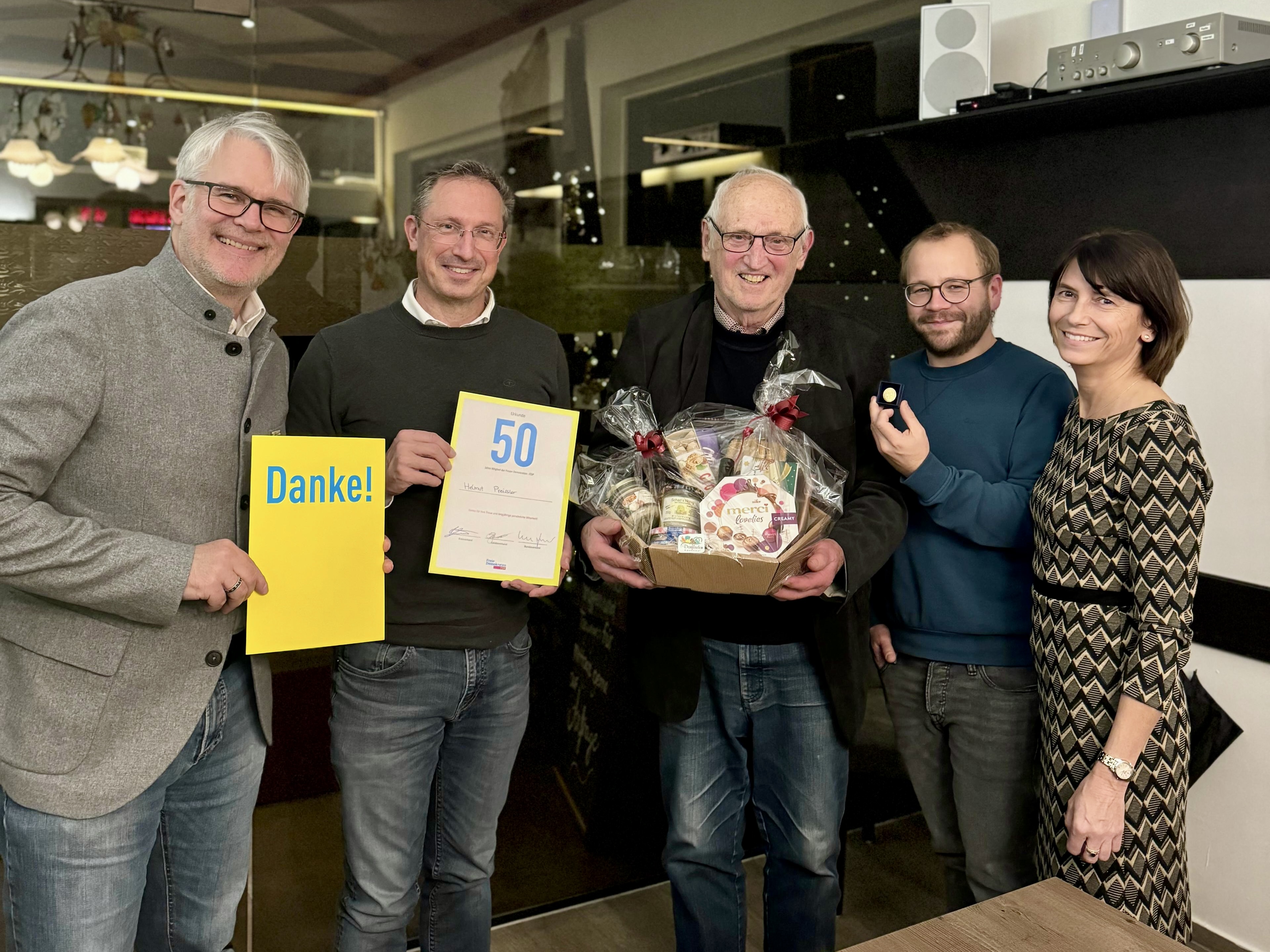 Der neue Vorstand mit Jubilar und Bezirksvorsitzenden