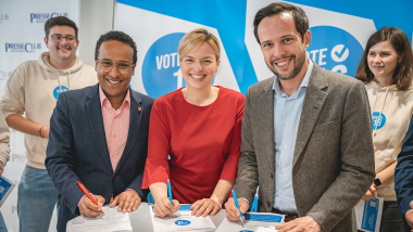 Bayerns FDP-Chef Martin Hagen war einer der Erstunterzeichner des Volksbegehrens (rechts im Bild gemeinsam mit den demokratischen Oppositionsvertretern von SPD und Grünen).