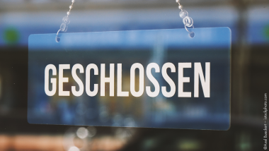 Ein „Geschlossen-Schild“ vor einem Geschäft.